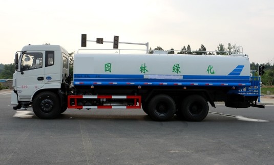 20噸灑水車報(bào)價(jià)表_東風(fēng)專底后雙橋20噸綠化灑水車廠家價(jià)格