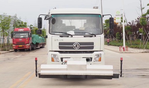 公路灑水車_東風(fēng)天錦路面高壓清洗車